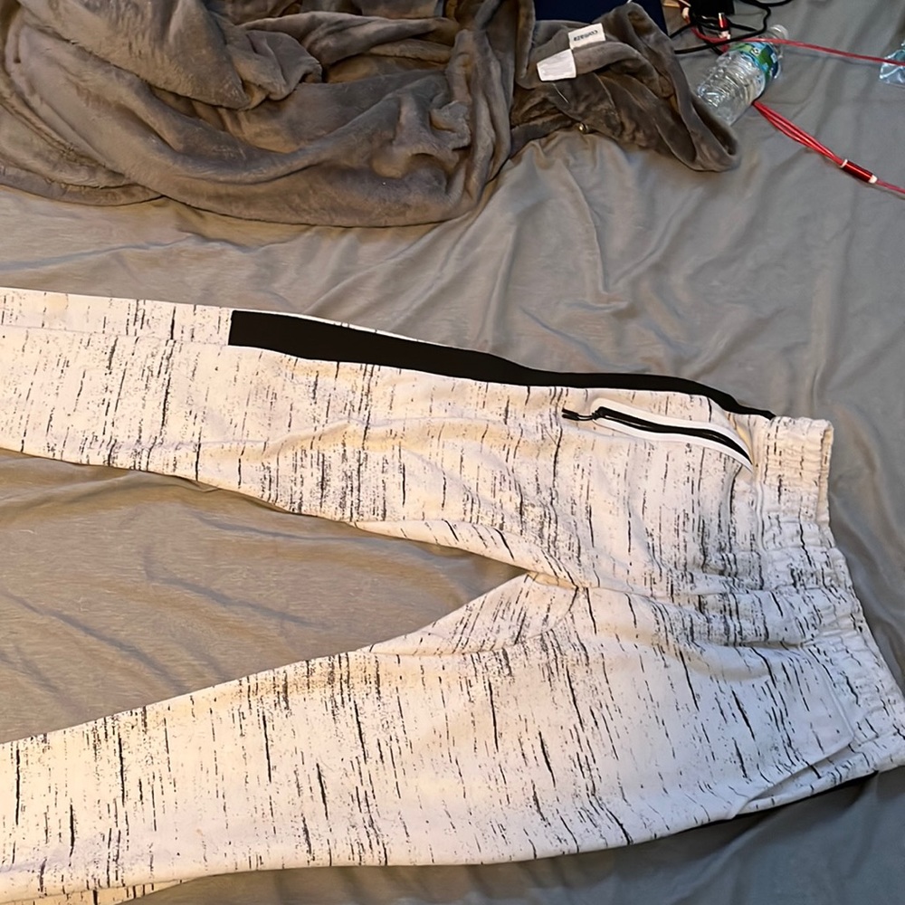 Small men’s sweats.